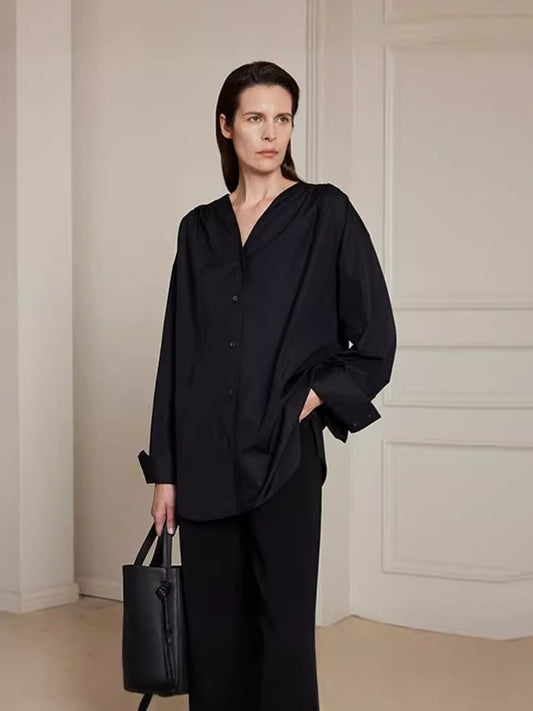 Dame afslappet bluse med V-udskæring og elegante detaljer Stilla