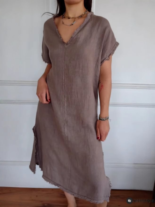 Dame afslappet linnedress med V-udskæring og ujævn kant Stiila