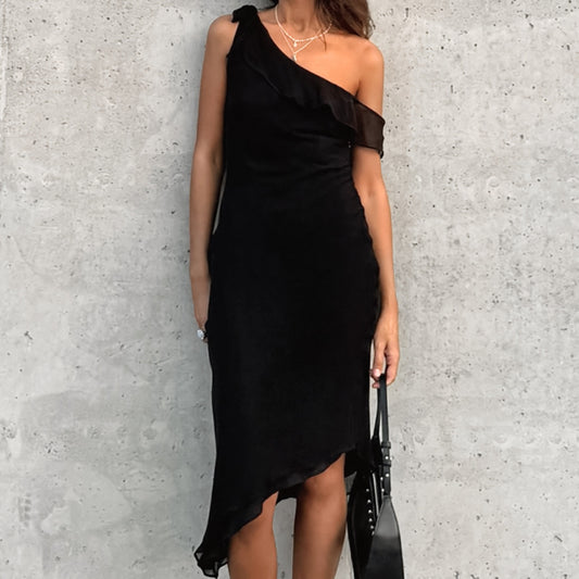 Dame asymmetrisk elegant kjole med flæsedetaljer og off-shoulder design Stilla