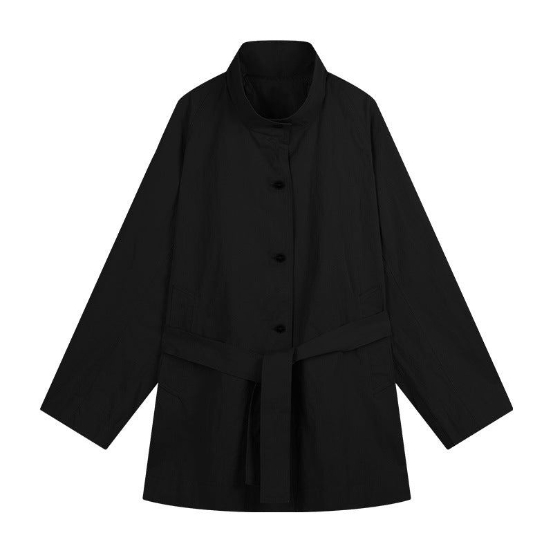 Dame afslappet overgangsjakke med høj lukket krave og praktisk taljebælte Stilla