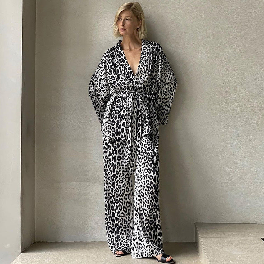 Dame jumpsuit i trendy dyreprint stil med bredt ben og elegante detaljer Stilla