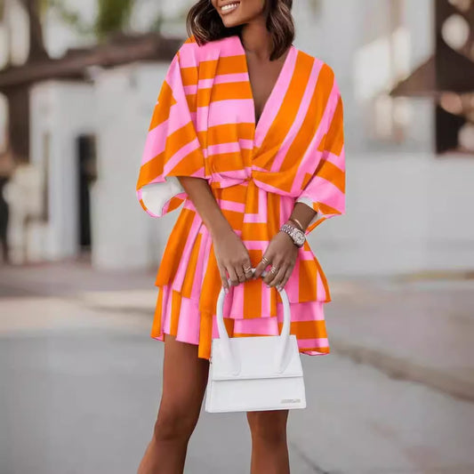 Dame afslappet Kimono-kjole med grafisk design og flæsedetaljer Stilla