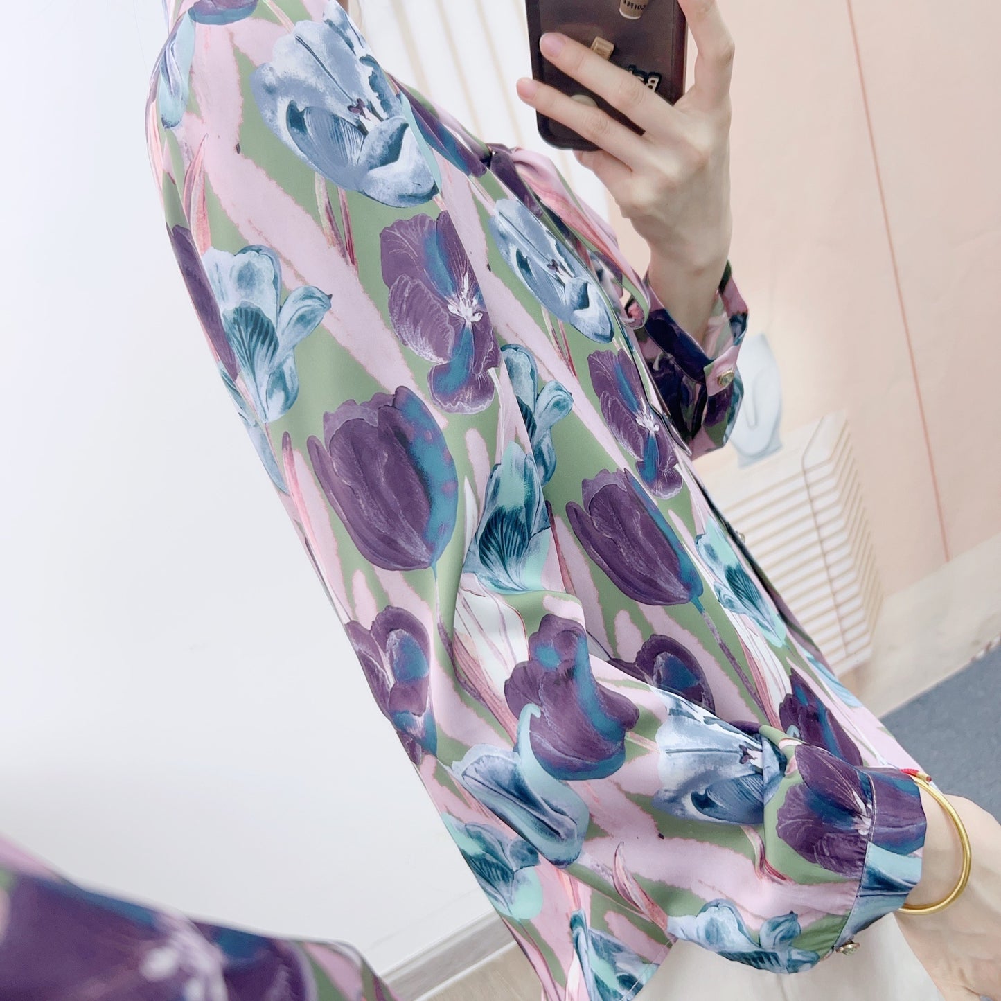 Damebluse med sløjfelukning og blomsterdesign Stilla