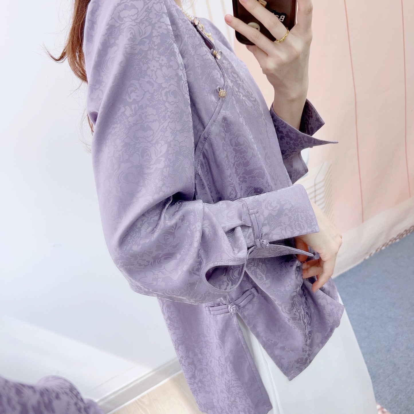 Dame designerbluse med elegant blomster mønster og raffinerede knapdetaljer Stilla