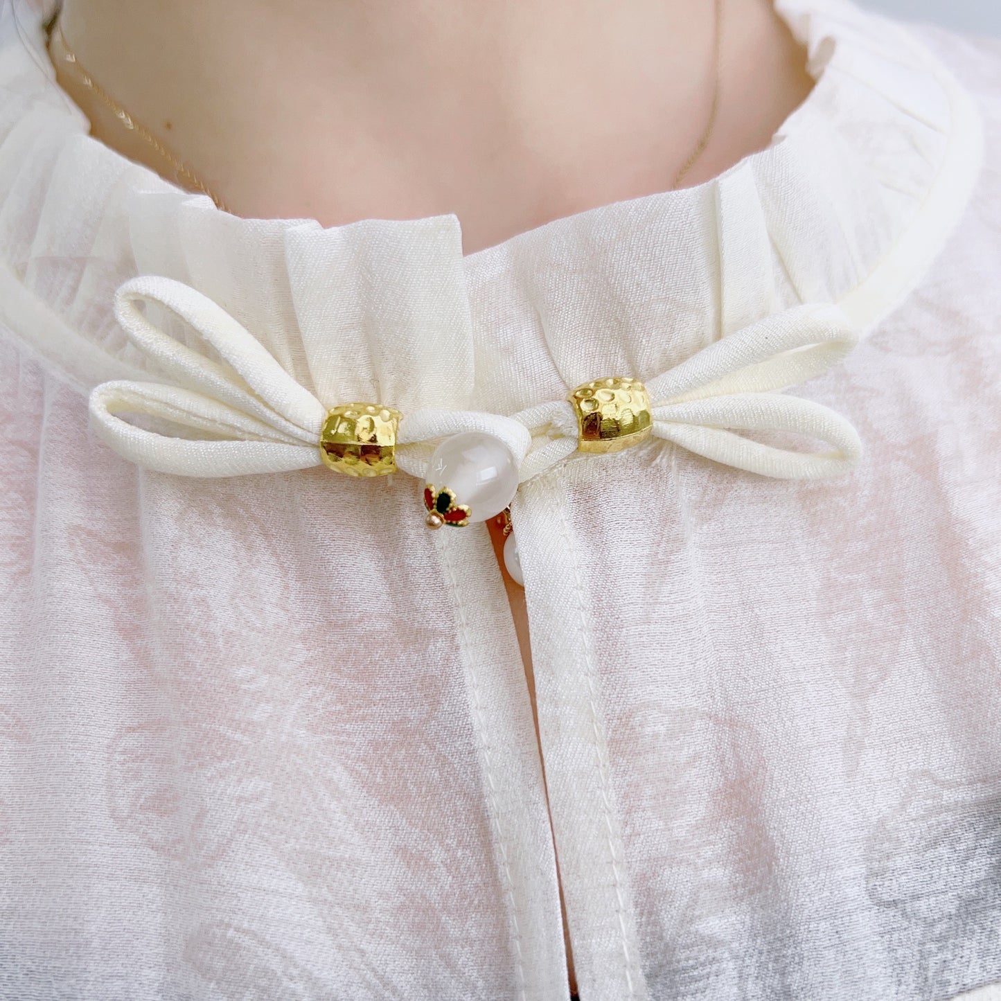 Dame elegant bluse med florale broderier og knapdetalje Stilla