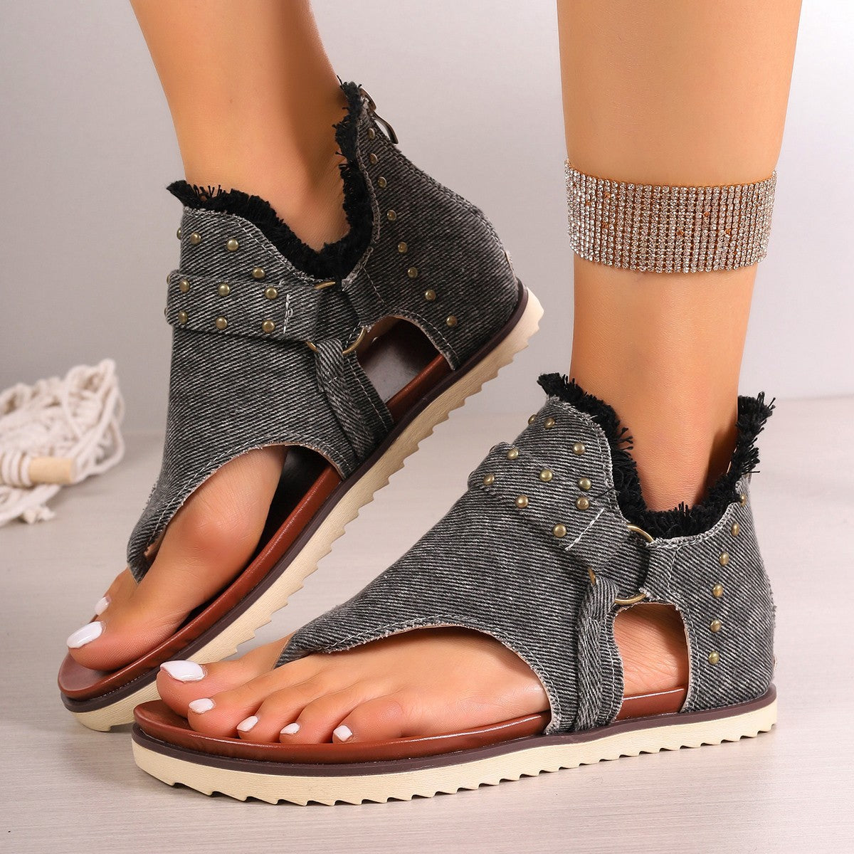 Dame Åbne Tåsplit Sandaler med trendy Denim-design og glitrende nitter Stilla