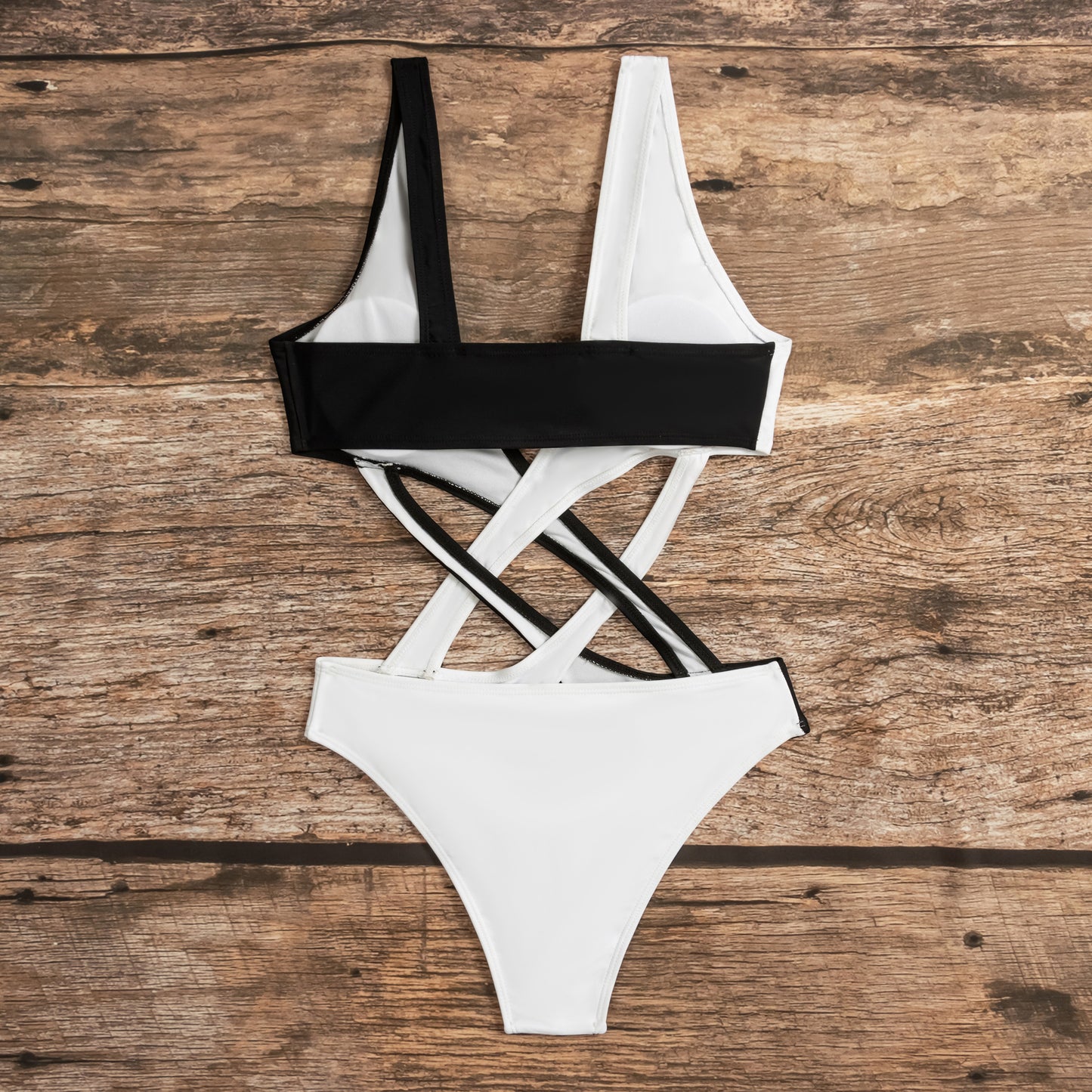 Dame Eintøj Badedragt med spændende Criss-Cross-design og dyb V-udskæring Stilla