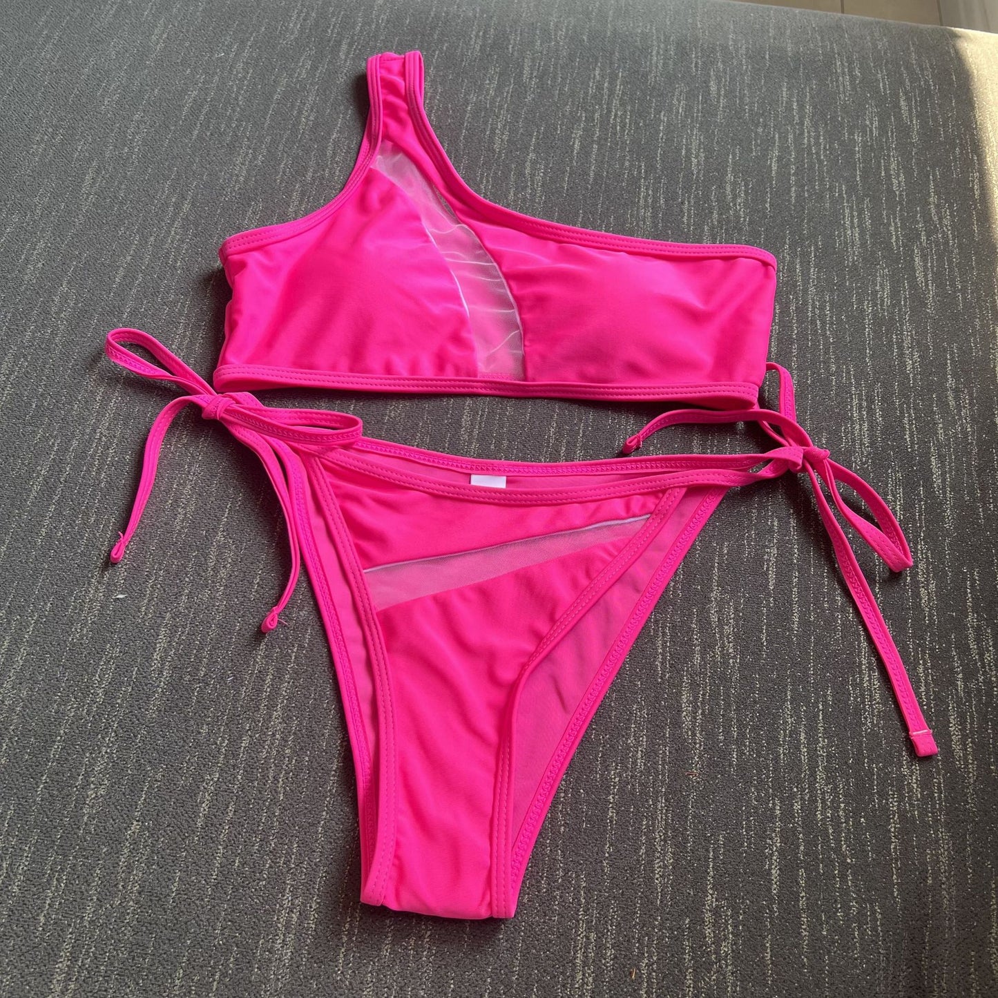 Dame Bikini-sæt med asymmetrisk design og elegante snøringer Stilla