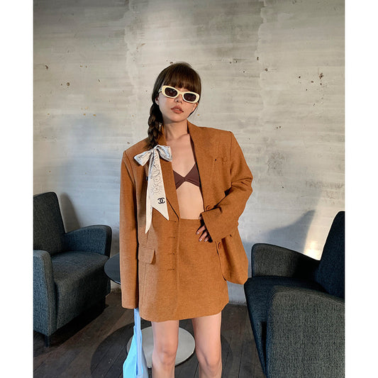 Dame elegant blazer-sæt med asymmetrisk snit og moderigtigt miniskørt Stilla