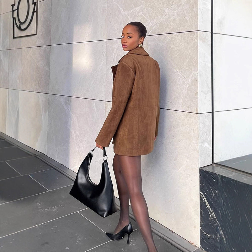 Dame Designer-jakke med dyb V-udskæring og moderne detaljer Stilla