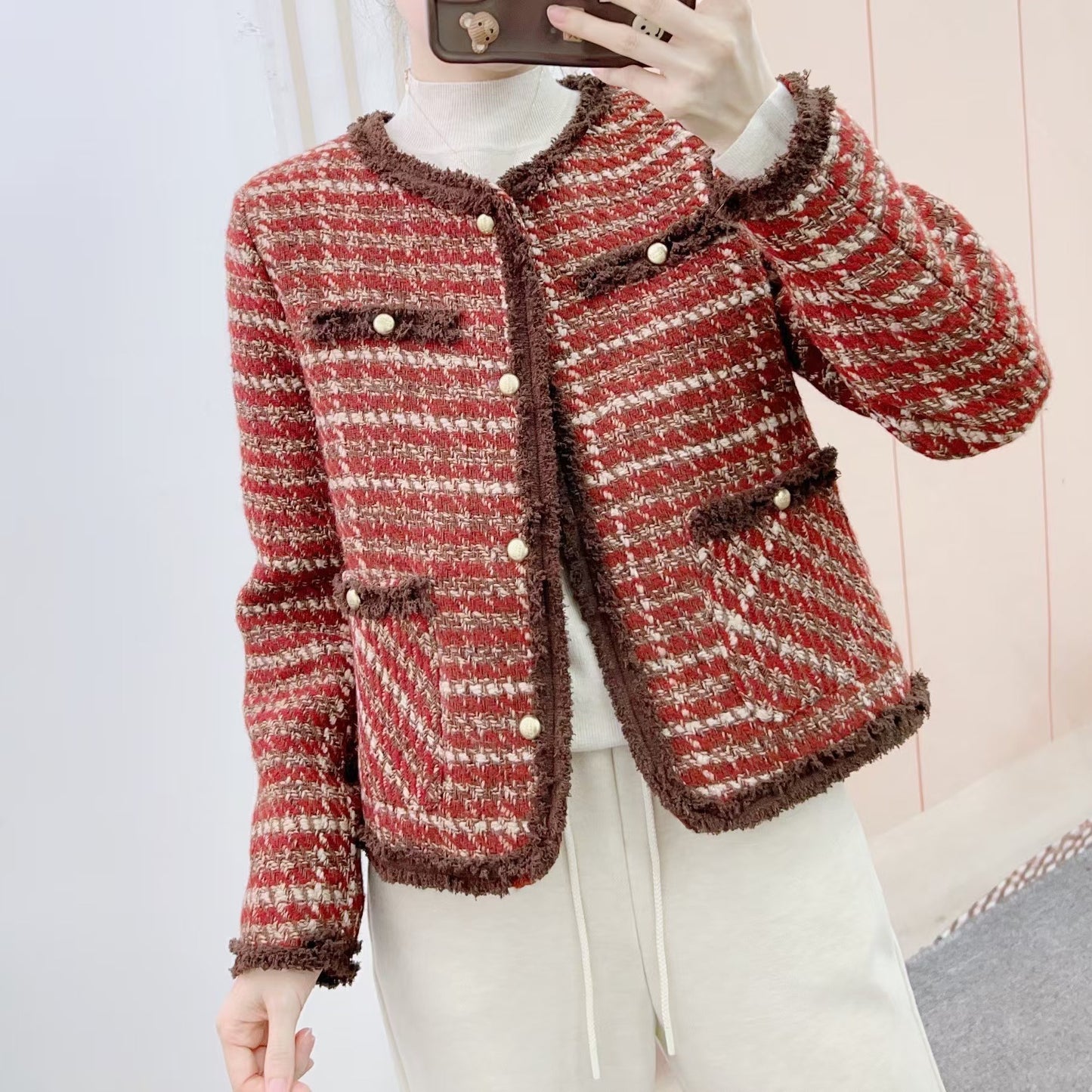 Dame Designer Bouclé-jakke med perlebesatte knapdetaljer og elegante franser Stilla