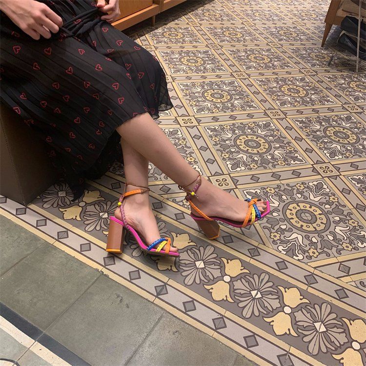 Dame blokhæle sandaler med legende rem-design og trendy accenter Stilla