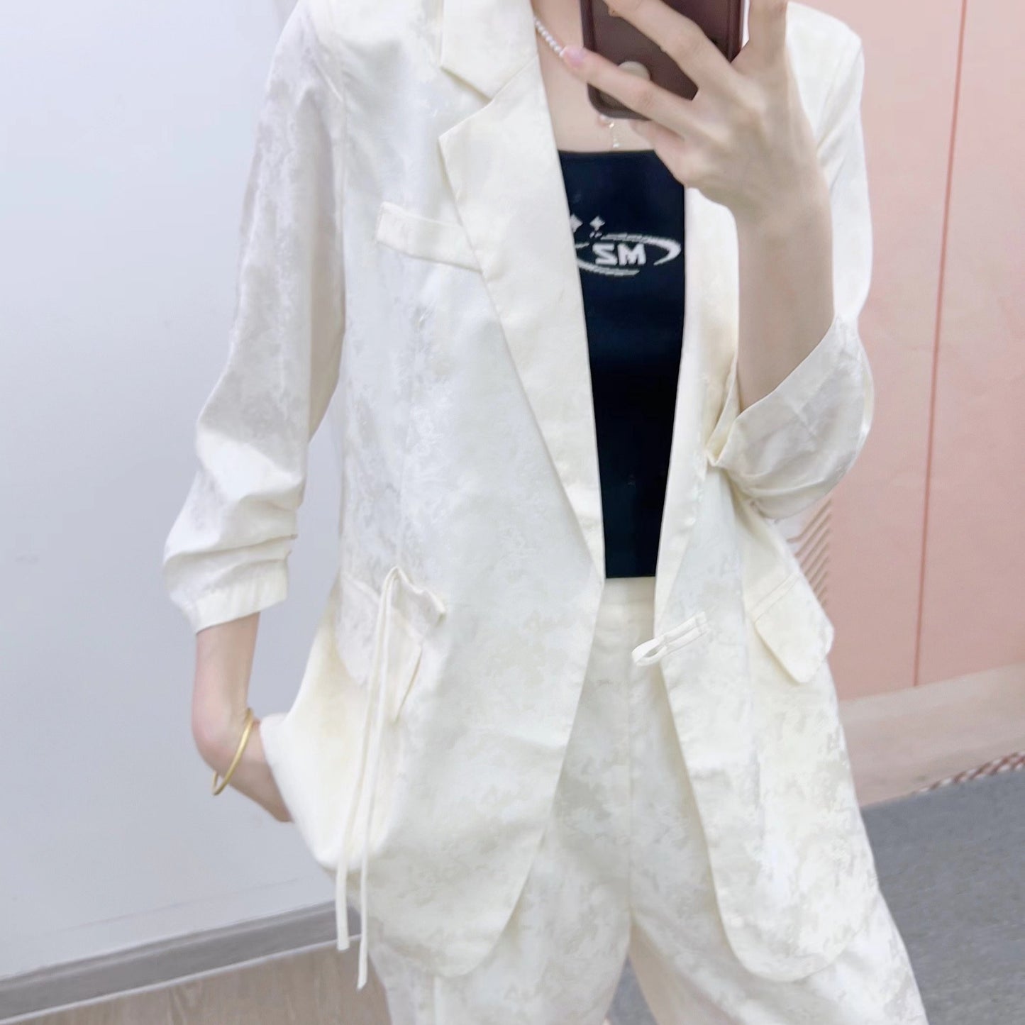 Dame Elegant Blazer-Bukser-Sæt i minimalistisk design med subtile blomsterdetaljer Stilla