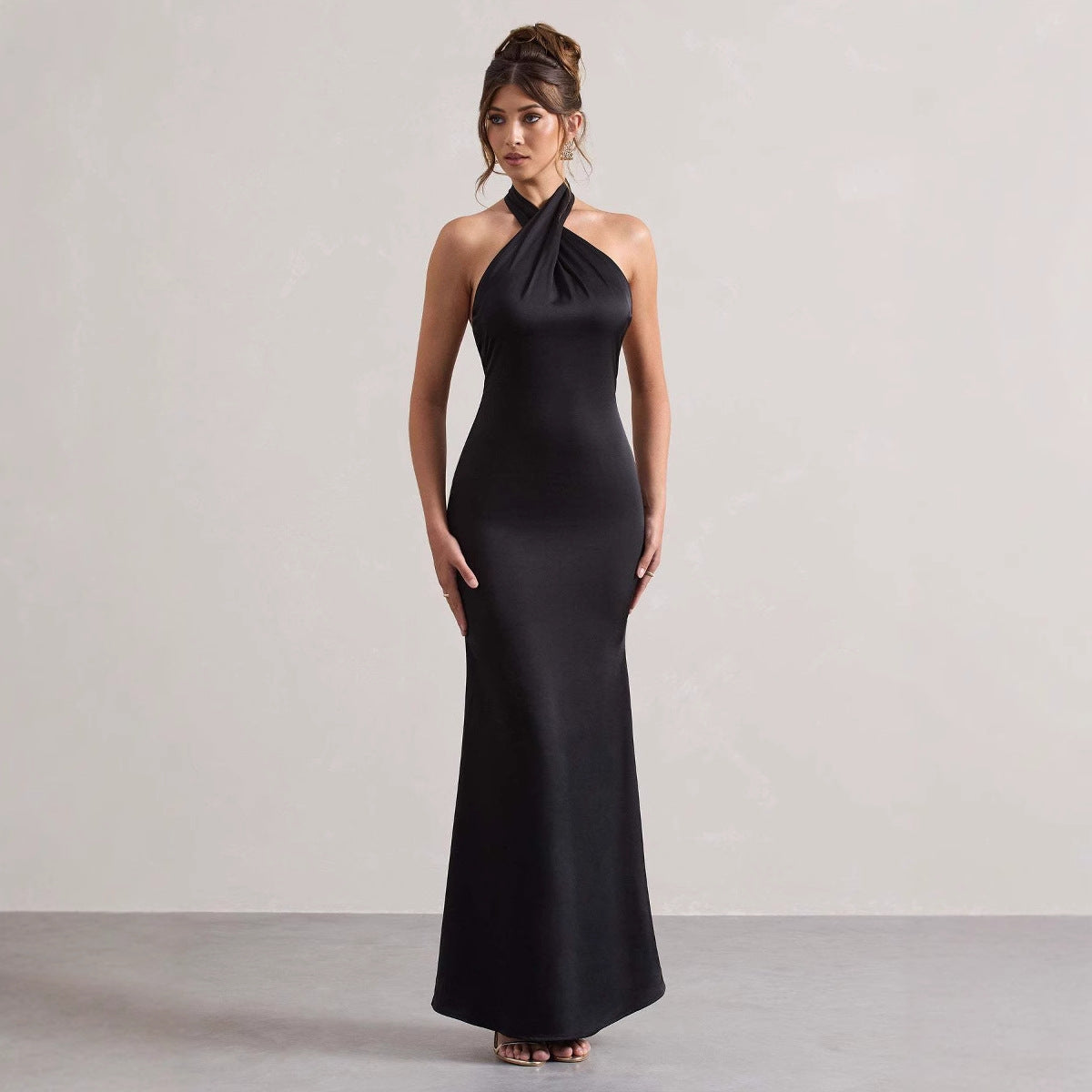 Dame Elegant aftenkjole med asymmetrisk halterneck og figursyet snit Stilla