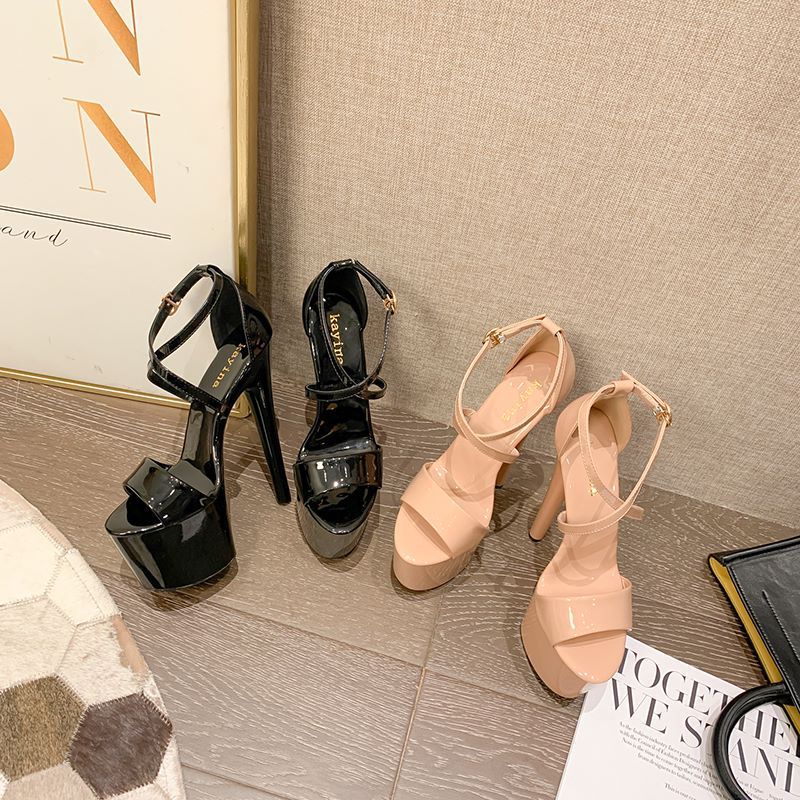 Dame Plateau-pumps med justerbar ankelrem og elegant lak-overflade Stilla