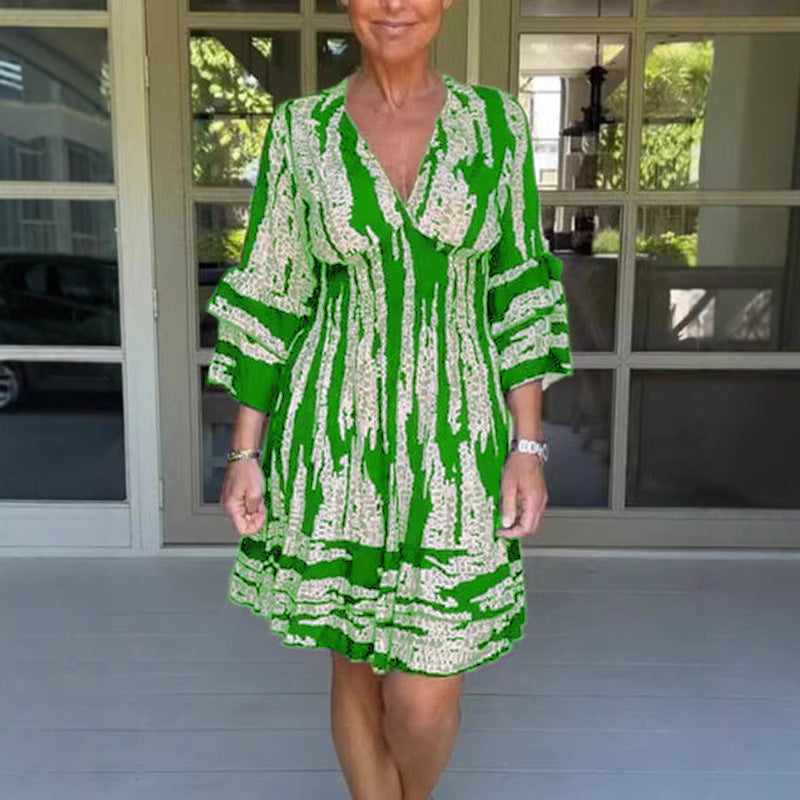 Dame afslappet sommerkjole med V-hals og trendy mønster Stilla