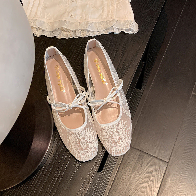 Dame Ballerinas med filigran broderi og komfortable remme Stilla