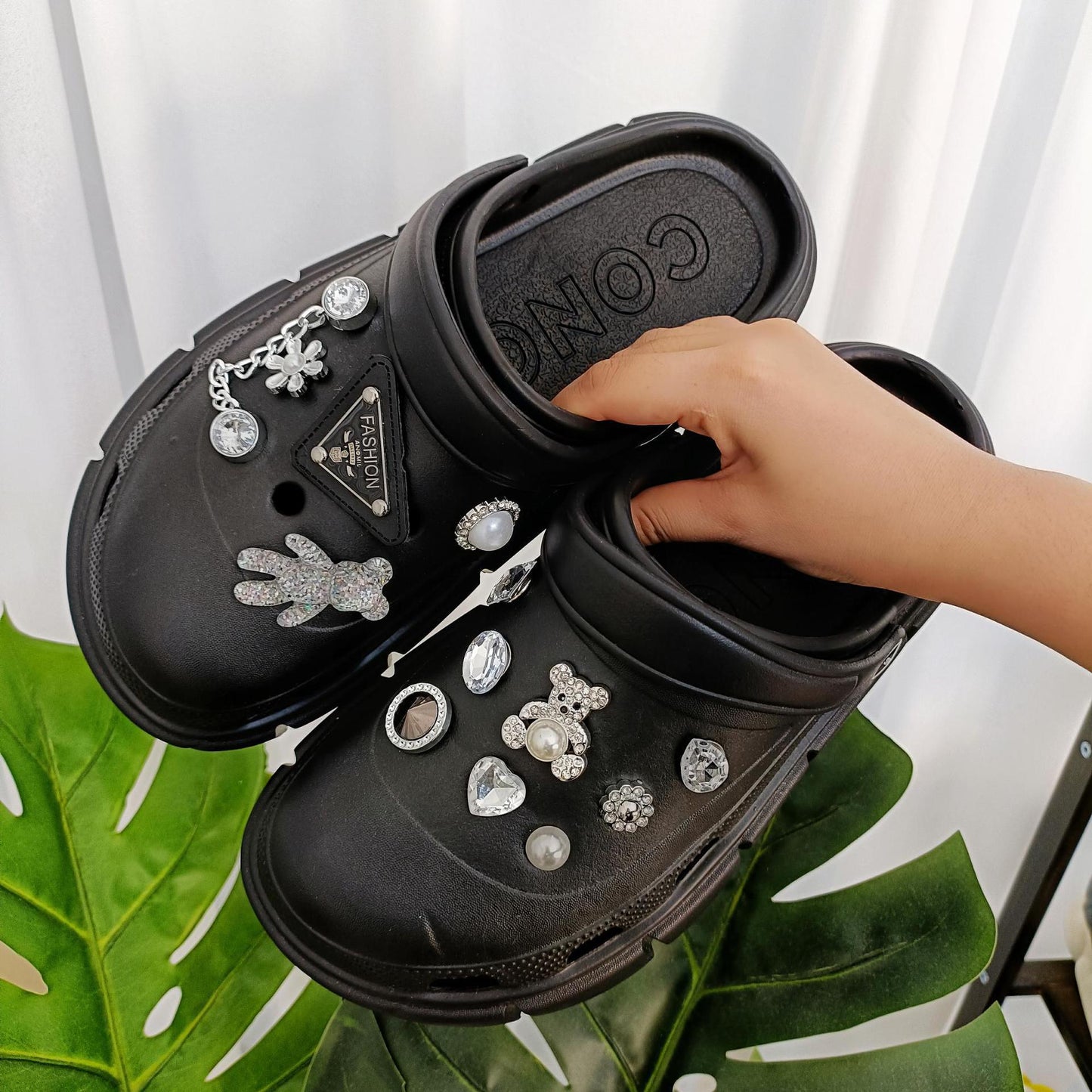 Dame dekorerede og modige clogs med strassdekorationer Stilla