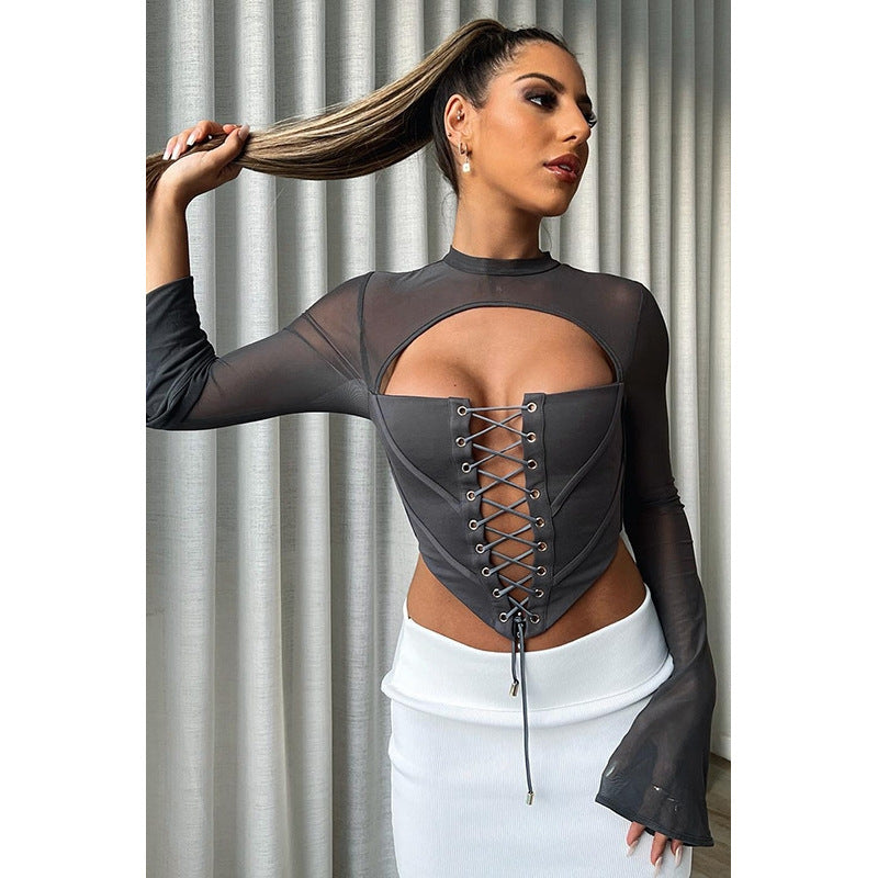 Dame designermode top med snørehulsdetalje og transparente ærmer Stilla