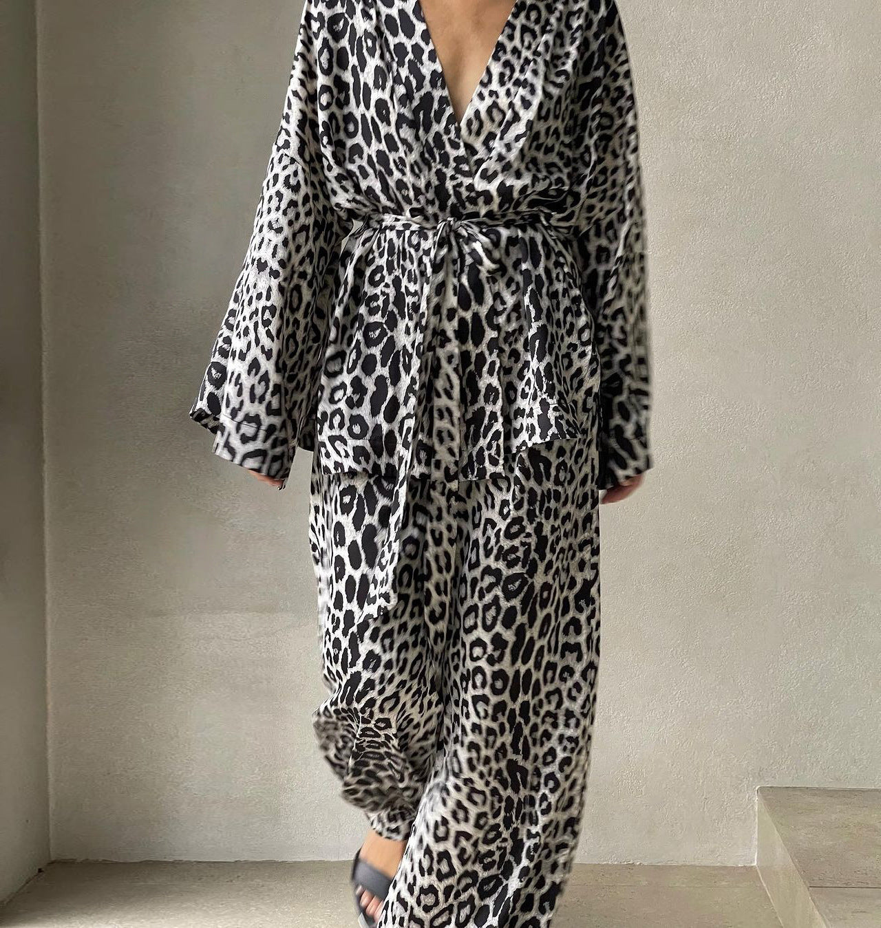 Dame jumpsuit i trendy dyreprint stil med bredt ben og elegante detaljer Stilla
