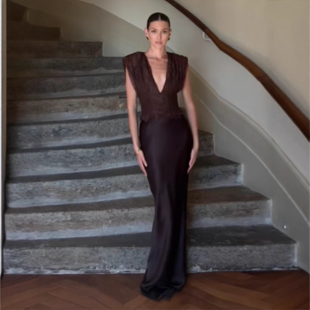 Dame Elegant gulvlængde aftenkjole med dyb V-udskæring og raffinerede flæsedetaljer Stilla