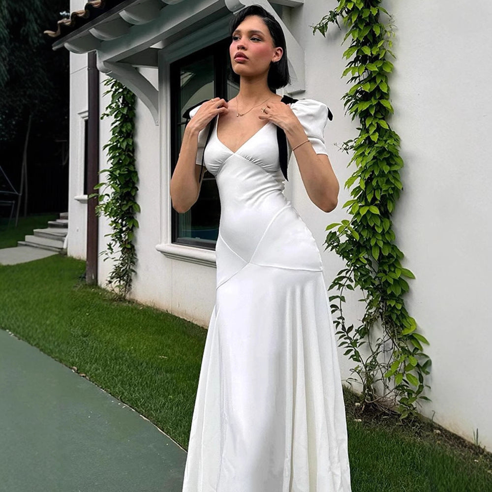 Dame elegant aftenkjole med puffærmer og fine detaljer Stilla