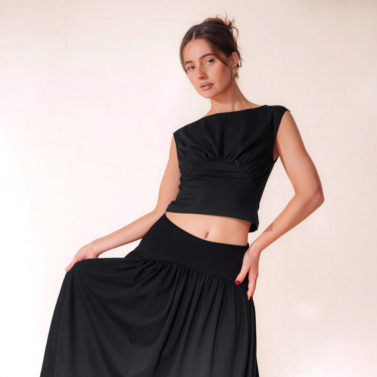 Dame Crop-Top og Midi-Nederdel Sæt med elegant Vikledetail Stilla