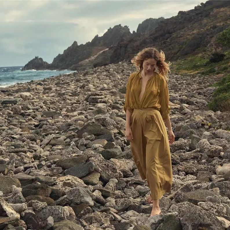 Dame afslappet maxikombination med elegant V-udskæring og folded taljesnor Stilla