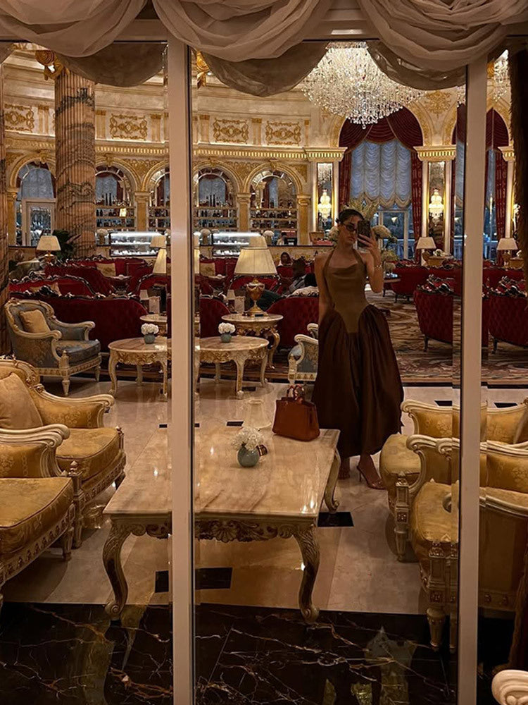 Dame Elegant aftenkjole med smart stropdesign og flydende skørt Stilla