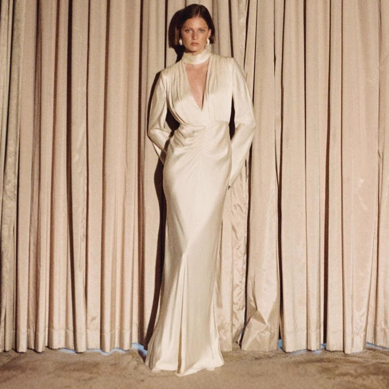 Dame elegant aftenkjole med dyb V-udskæring og raffinerede folder Stilla