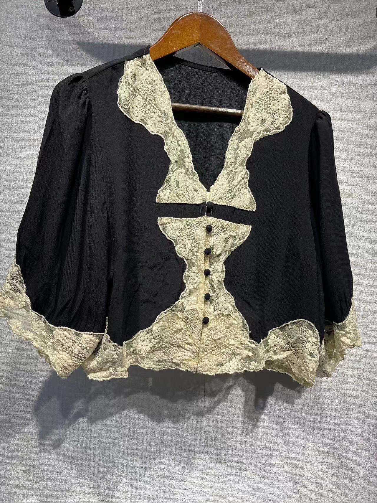 Dame elegant bluse med romantiske spidsdetaljer og draperinger Stilla