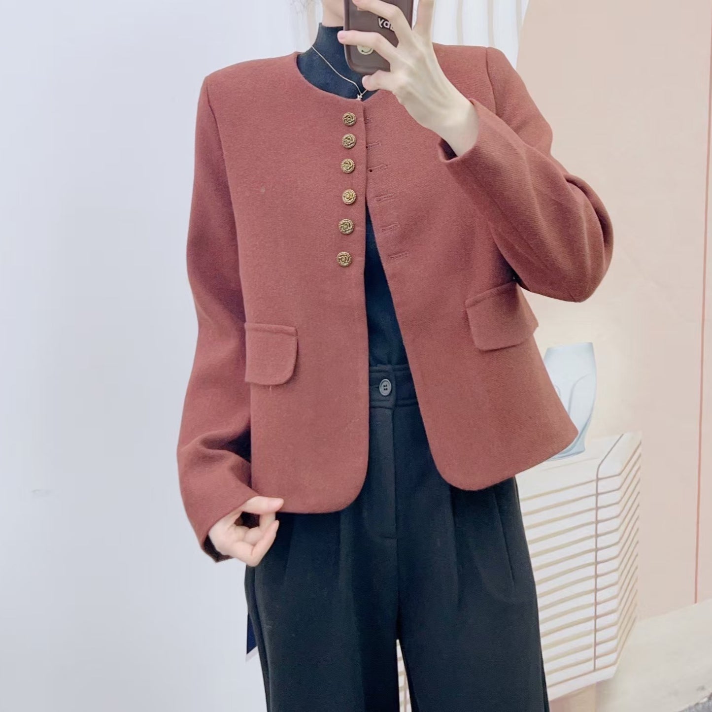 Dame elegant blazerjakke med skinnende knapdetaljer og praktiske lommer Stilla