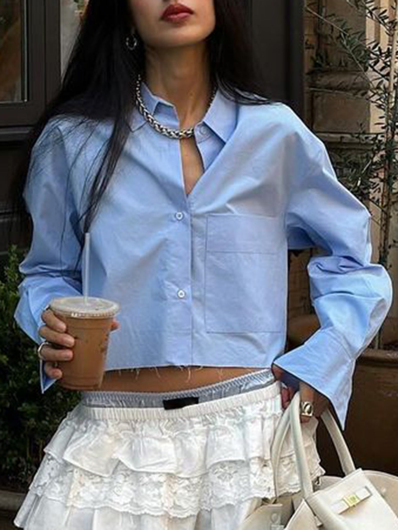 Dame cropped skjorte med moderne V-udskæring og praktisk brystlomme Stilla