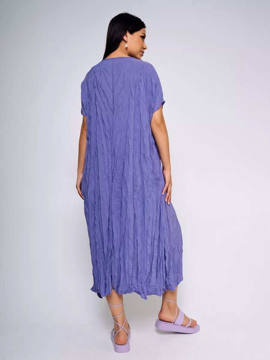 Dame afslappet midikjole i let stof med plissering og kort ærme Stilla