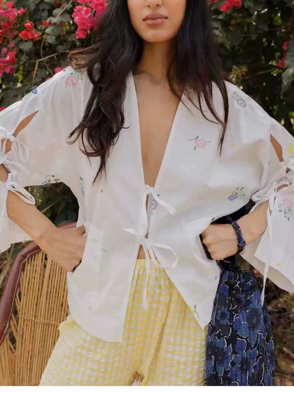 Dame afslappet bluse med florale broderier og legende detaljer Stilla