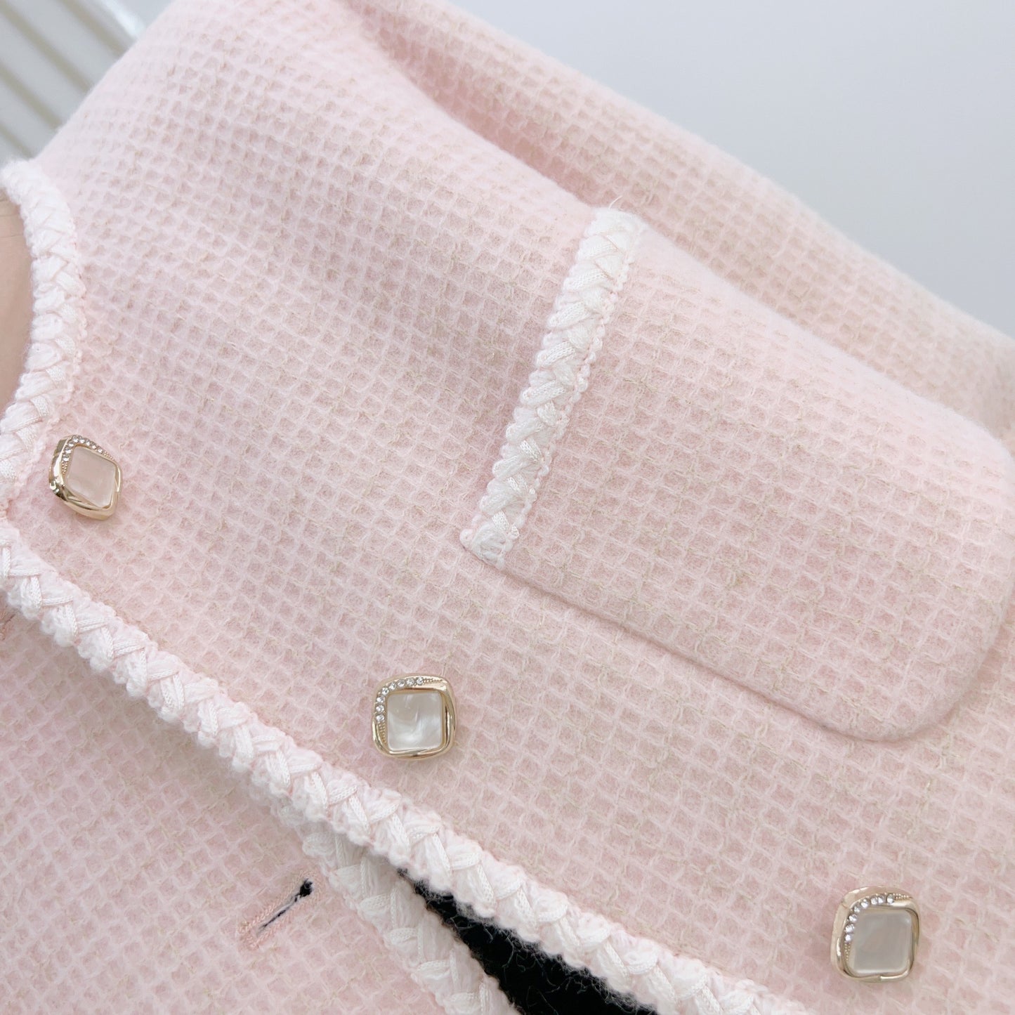 Dame elegant hæklejakke med dekorative knapper og praktiske lommer Stilla