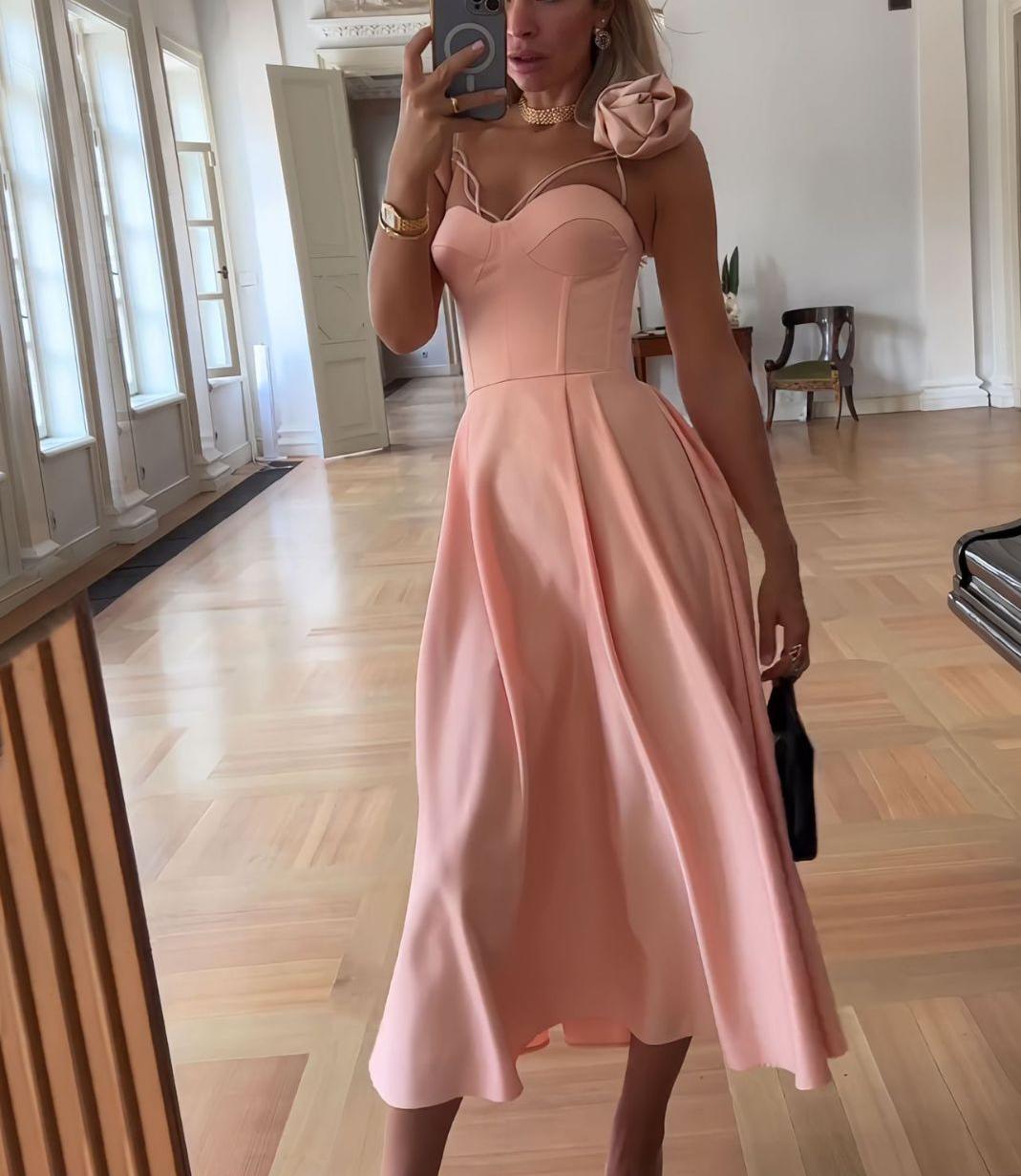 Dame Elegant Cocktailkjole med usædvanlig skulderdetalje og tætsiddende snit Stilla