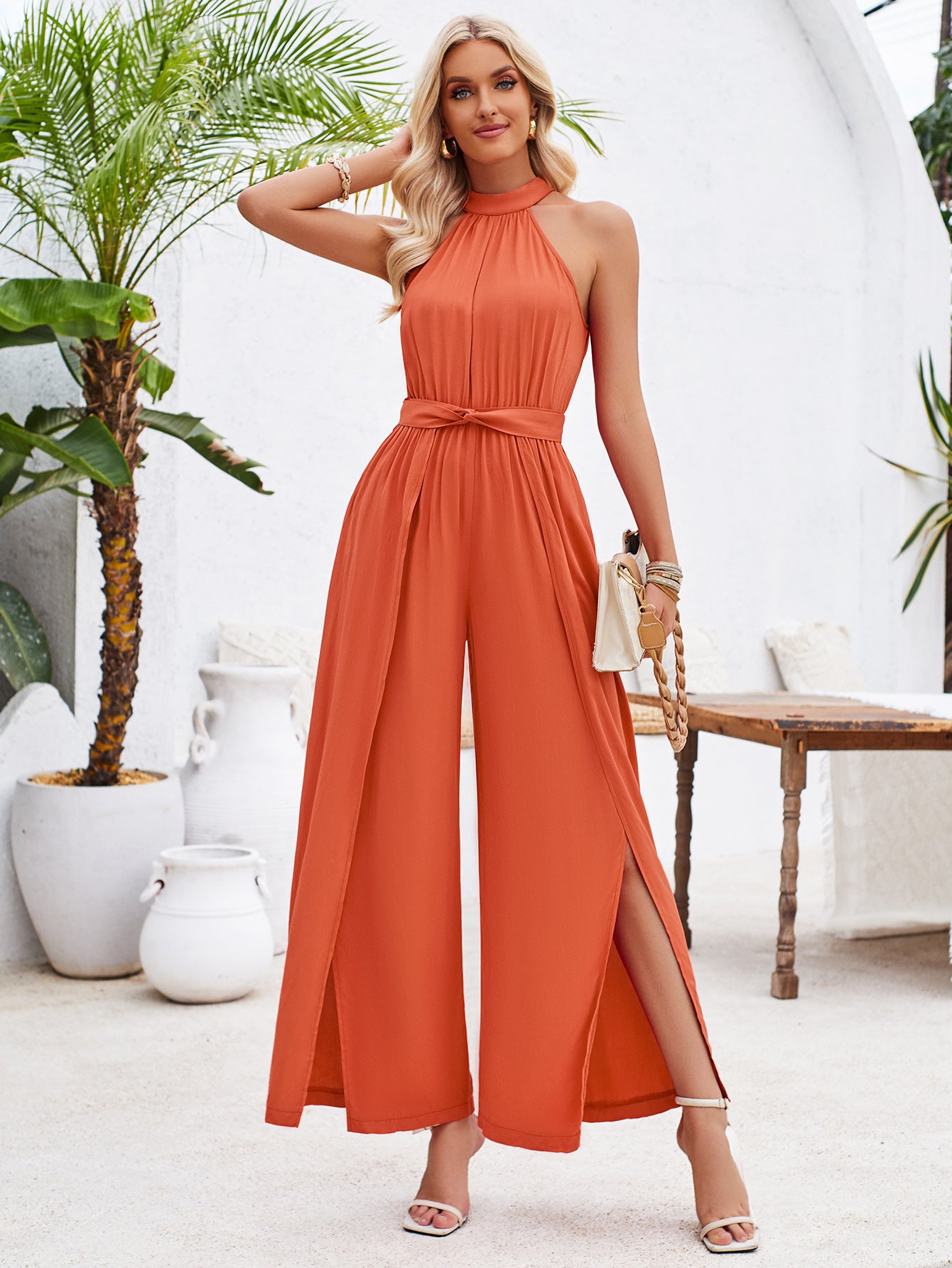 Dame Højhalset Jumpsuit med elegant spalte design Stilla
