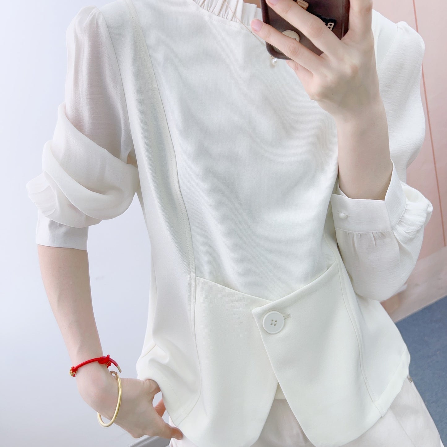 Dame elegant bluse med flæse detaljer og moderigtig knaplukning Stilla