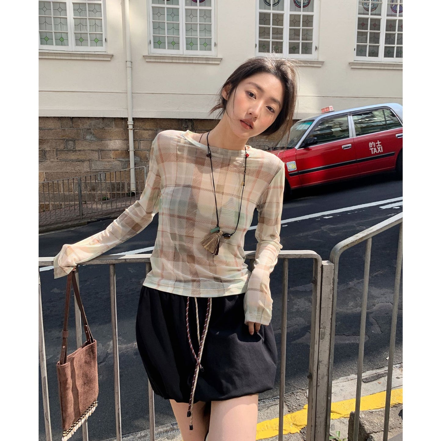 Dame afslappet spidsemhed med moderne ternet mønster og gennemsigtige detaljer Stilla