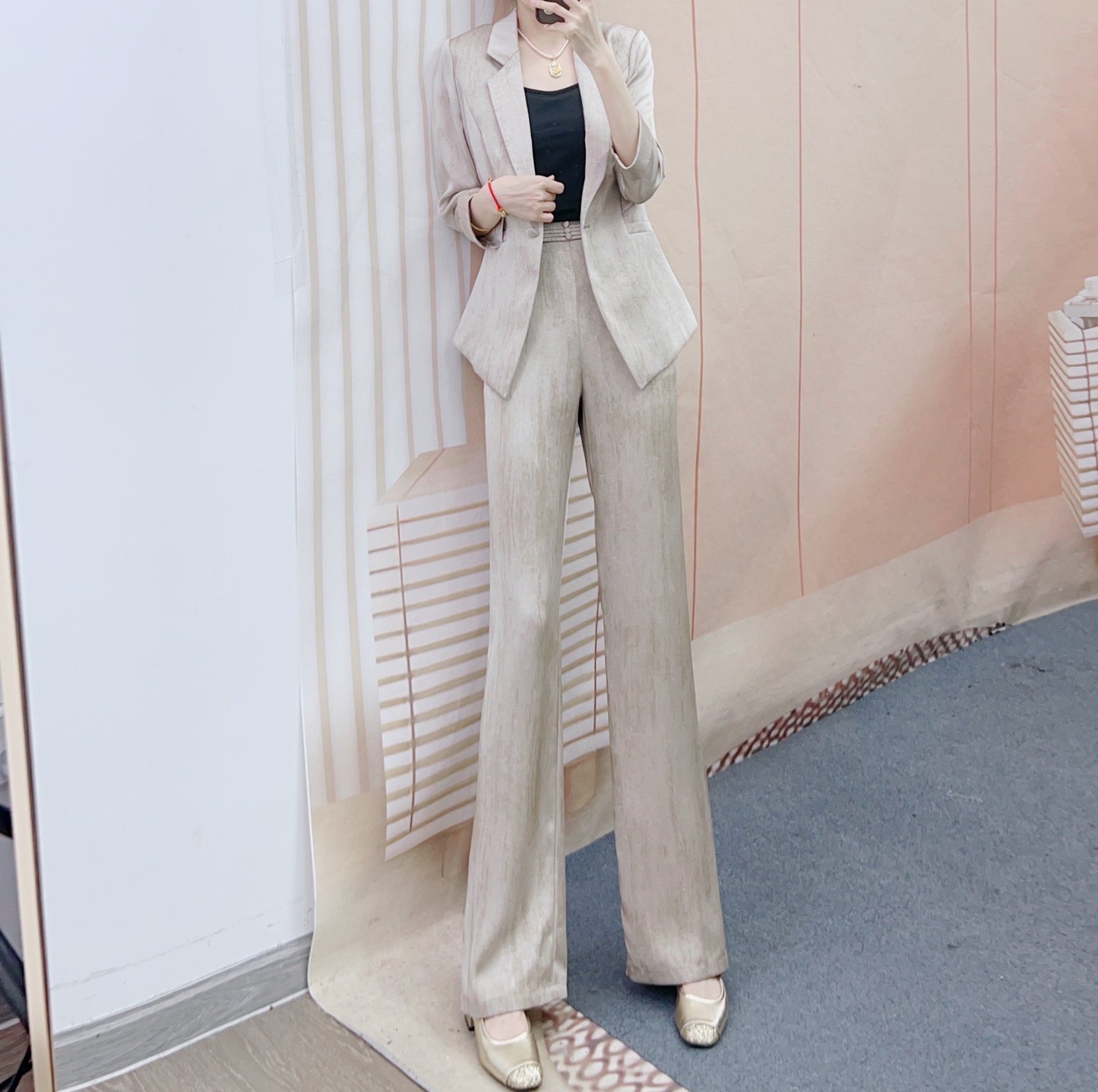 Dame elegant blazer-bukser-sæt med skinnende finish og figursyet silhuet Stilla