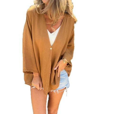 Dame afslappet bluse med dyb V-udskæring og knapdetaljer Stilla