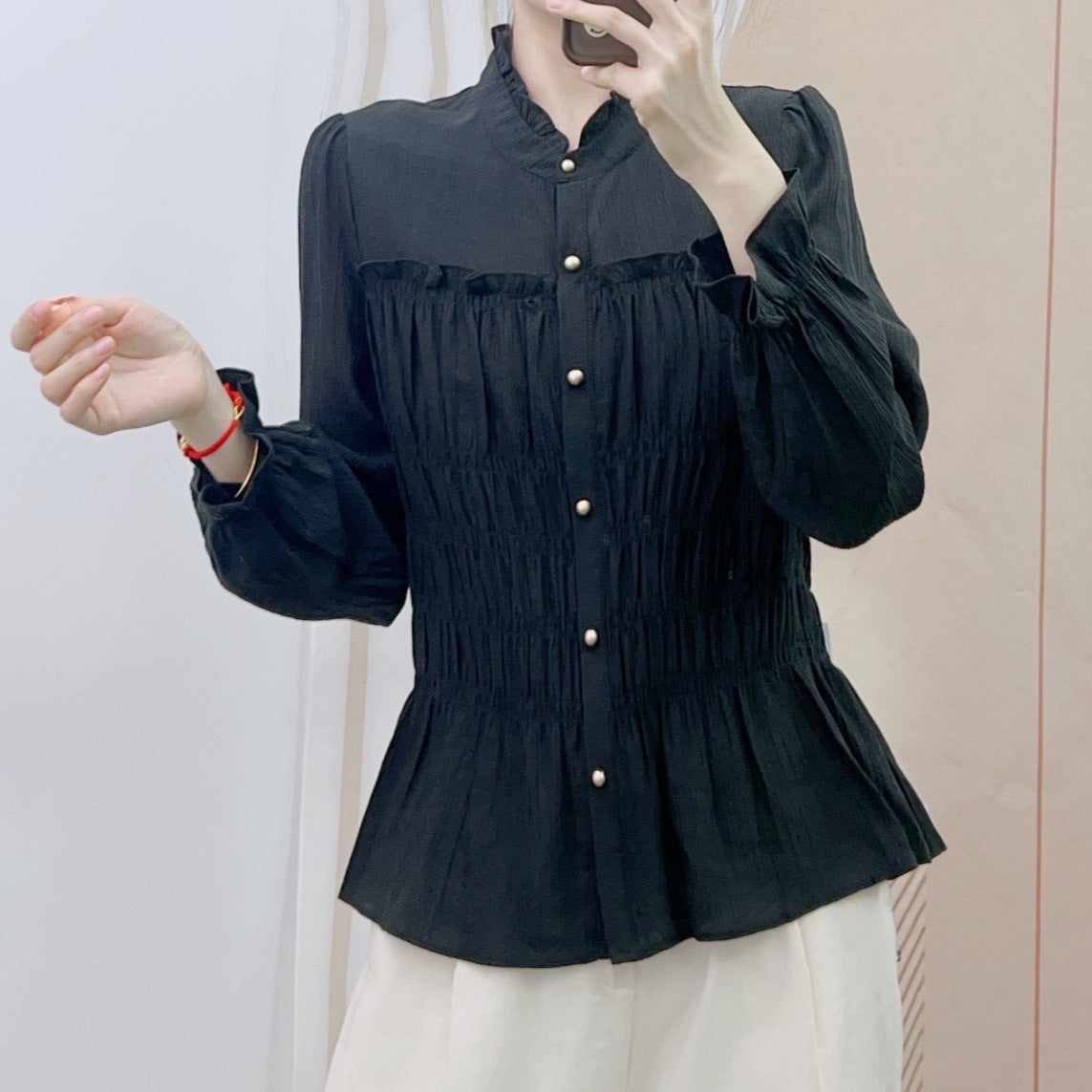 Dame elegant bluse med rynkedesign og knapdetaljer Stilla