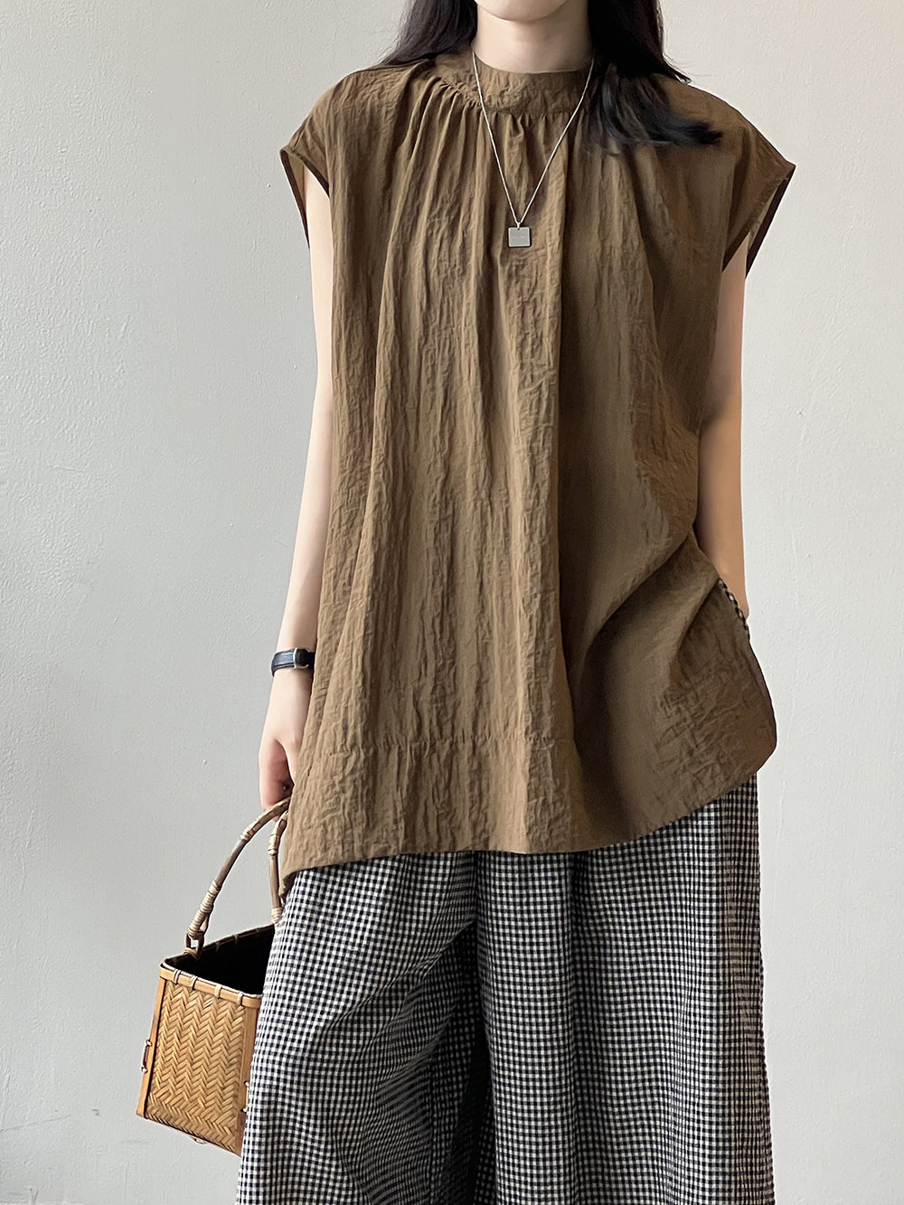 Dame afslappet langærmet top med fin plisseret lukning og V-hals Stilla