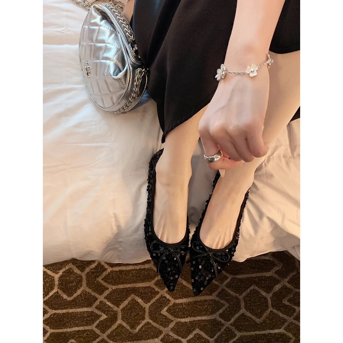 Dame Dekorerede Spidselags med Dekorativ Bue Stilla