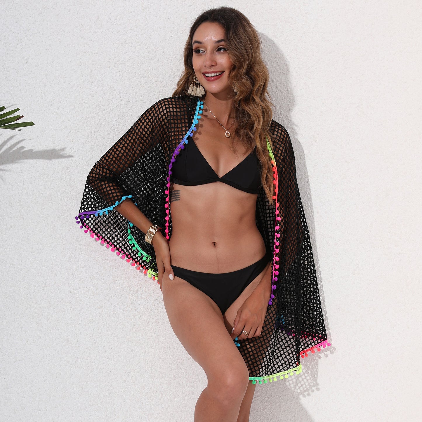 Dame afslappet strandovertræk med farverige pomponer og hulmønster Stilla