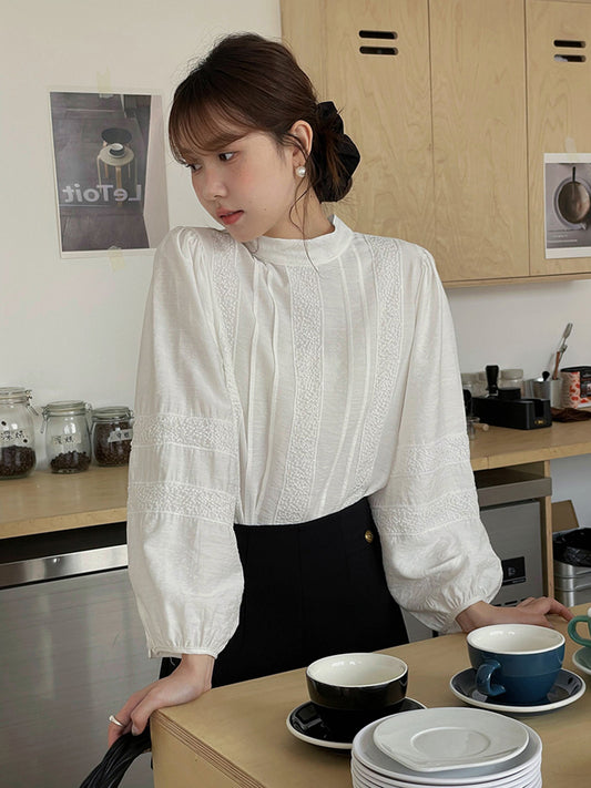 Dame elegant bluse med ruffle detaljer og plisserede ærmer Stilla