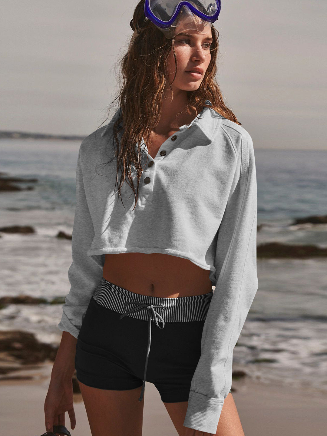 Dame afslappet cropped sweatshirt med knaplukning og sporty design Stilla