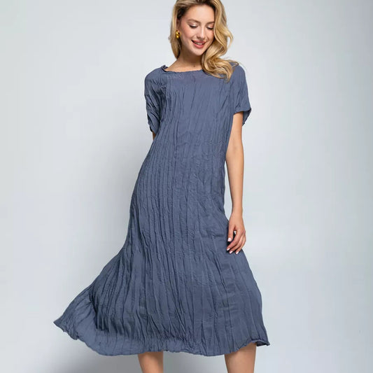 Dame afslappet midikjole i let stof med plissering og kort ærme Stilla