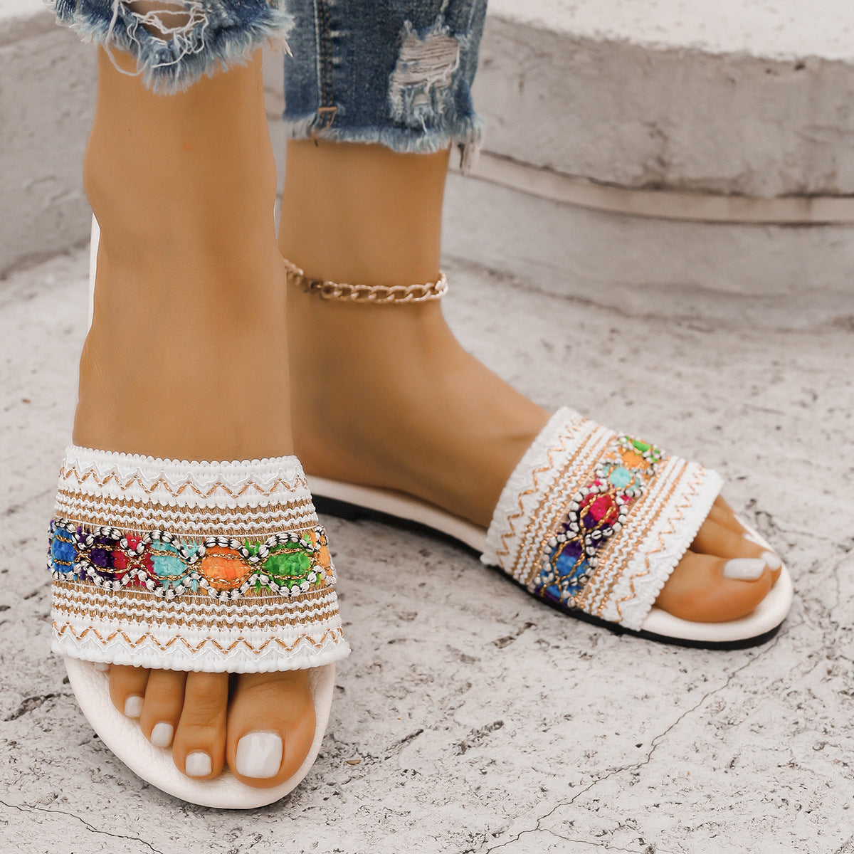 Dame dekorative pantofler med farverig smykkedetalje Stilla